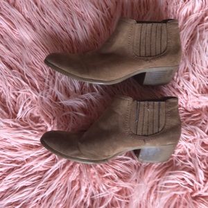 A pair of ankle boots size 8 in women’s